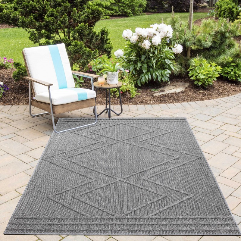 Geometric zigzag checkered rug for balconies, kitchens, terraces, and outdoor/indoor use. Grey.