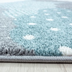 Kinderkleed met wolkenpatroon, blauwe kleur, kleed voor de kinderkamer, jute achterkant