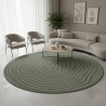 Alfombra redonda moderna con un relieve fluido y líneas orgánicas superpuestas.