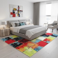 Alfombra moderna multicolor con estampado abstracto de retazos y pelo de 13 mm.