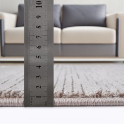 Modern, effen, crèmekleurig fluwelen vloerkleed van 12 mm dik, zacht en elegant voor een minimalistische woonkamer.