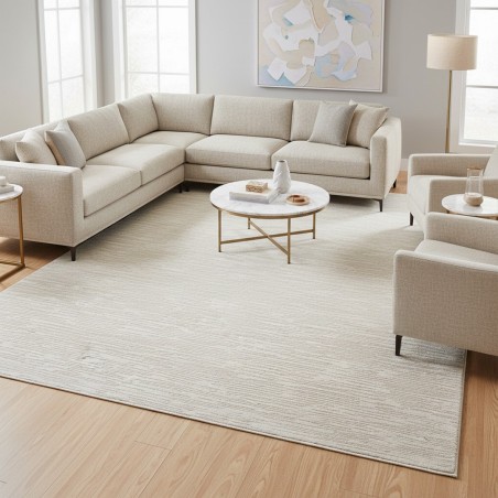 Moderner, schlichter, cremefarbener Samtteppich (12 mm) mit weicher Textur für ein elegantes, minimalistisches Wohnzimmer