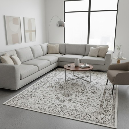 Klassischer cremefarbener Teppich mit detailliertem orientalischem Muster und dekorativer Bordüre