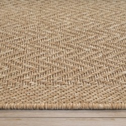 Flachgewebter Indoor-/Outdoor-Teppich mit natürlichem Chevron-Muster, strapazierfähig und pflegeleicht.
