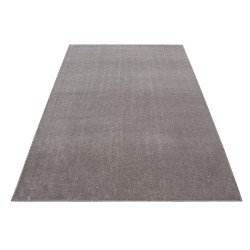 Alfombra moderna de pelo corto para salón, color beige moteado.