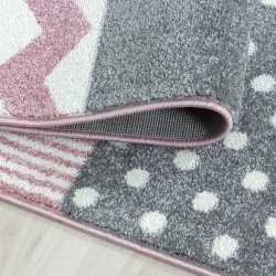Checkered rug for children's room with cloud and stars pattern, grey, pink, and white