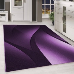 Alfombra moderna de diseño abstracto con ondas ópticas y pelo corto, en negro, morado y blanco.