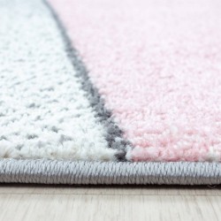Alfombra de diseño moderno con motivos geométricos, pelo corto, gris, rosa y blanco.