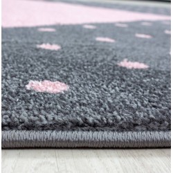 Kinderteppich fürs Babyzimmer mit rosa-grauem Herzmuster