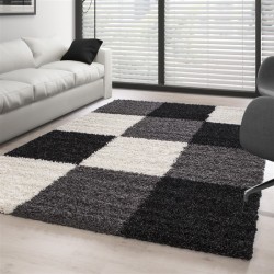 Shaggy rug with long pile and checkered pattern, available in several colors and sizes.
