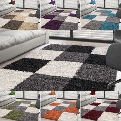 Tappeto shaggy a pelo lungo con motivo a quadri, disponibile in diversi colori e misure.