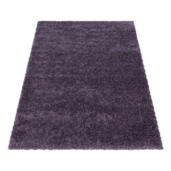 Alfombra de salón con diseño peludo, pelo suave, color morado monocromático.