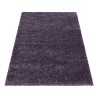 Alfombra de salón con diseño peludo, pelo suave, color morado monocromático.